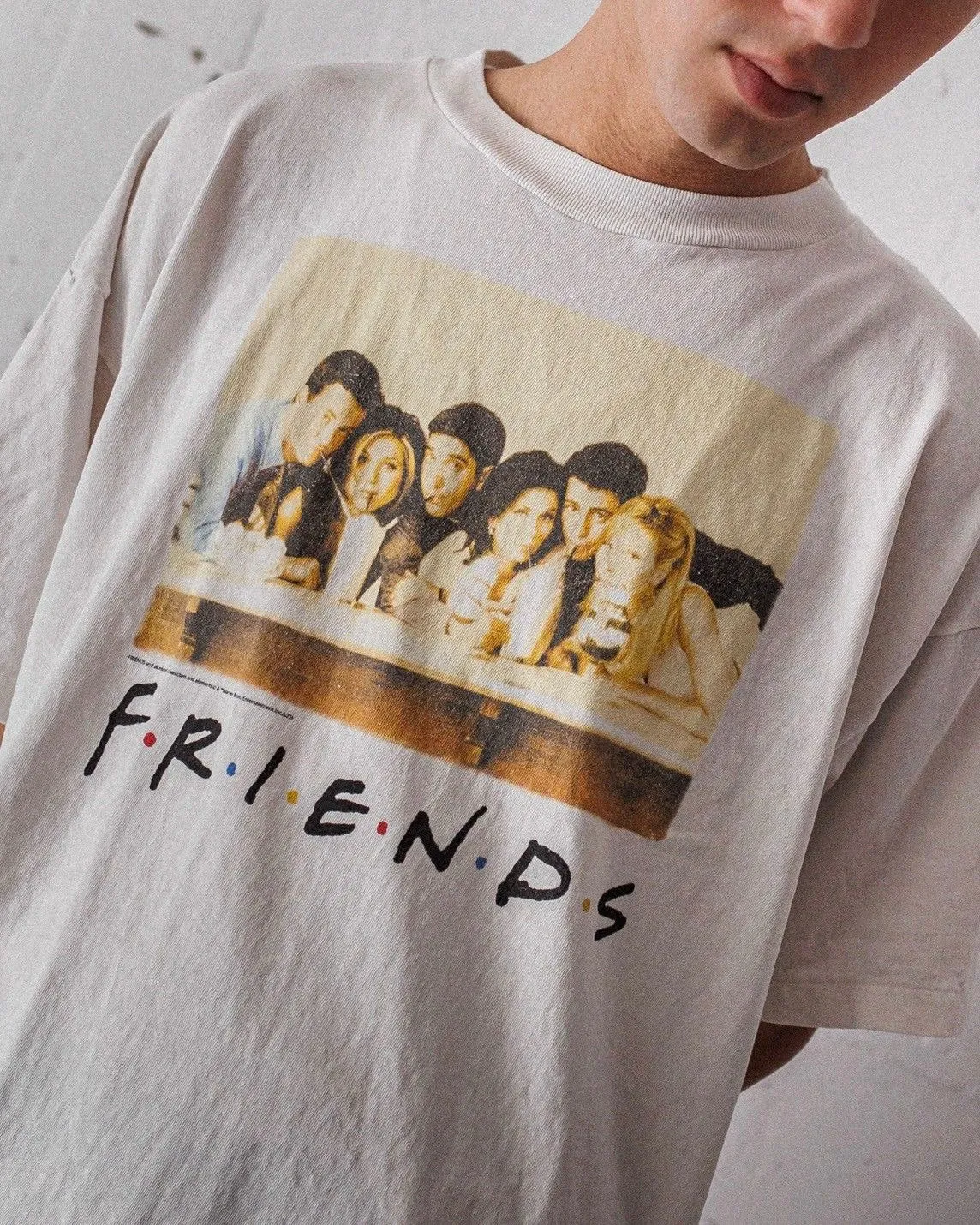 SAINT Mxxxxxx × FRIENDS FRD_SS TEE/FRIENDS/WHT American TV series Friends co-branded short-sleeves White stills TEE Beige S-XL Ready-made garments washed and distressed The top domestic printing factory God restored the correct accessories Friends co-branded wash mark Top purchasing level
